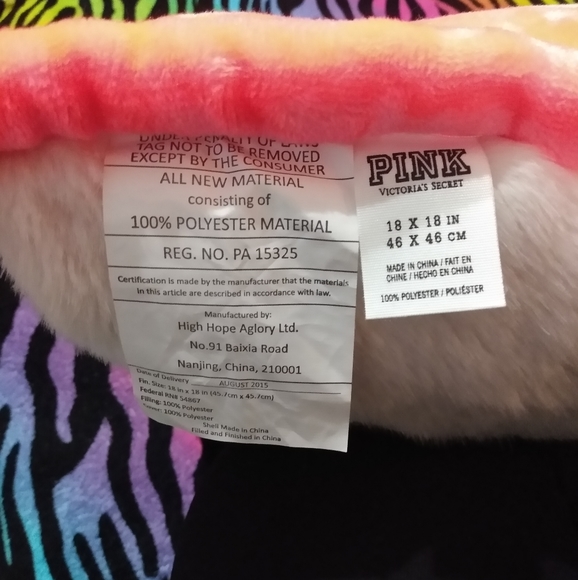 **SOLD ON Ⓜ️*"🔥NWT ~ UGG Fur Pillow🔥 - Picture 4 of 7